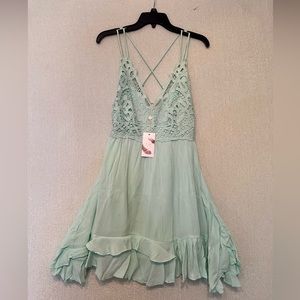 Chealsea & Vioket dress light green